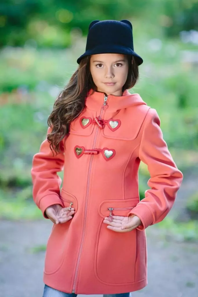 Drapet Coat աղջկա համար (73 լուսանկար). Մանկական մոդելներ Drapa- ից, 4-8, 10-13 տարեկան աղջիկների համար 13662_57