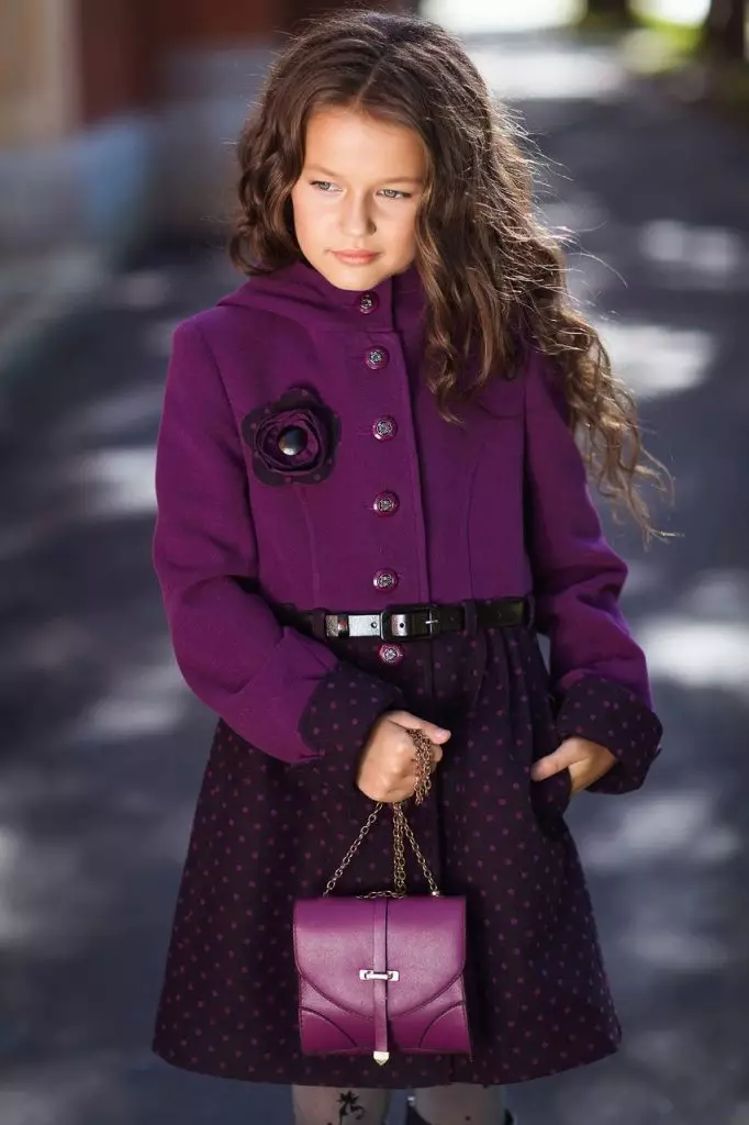 Drapet Coat աղջկա համար (73 լուսանկար). Մանկական մոդելներ Drapa- ից, 4-8, 10-13 տարեկան աղջիկների համար 13662_6