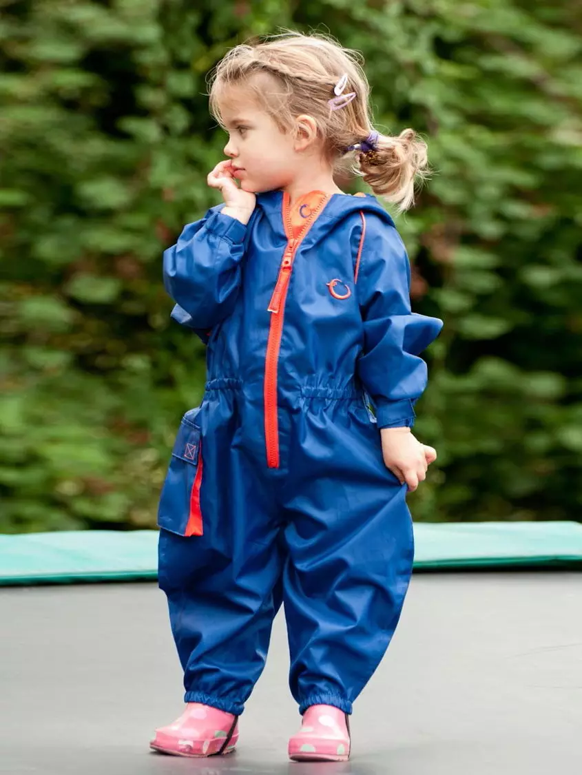 Barnas Raincoat (52 bilder): For en gutt og for en jente, modell Raincoat Kaste Navy, Hooded, Raise Rain, Twins 13664_11