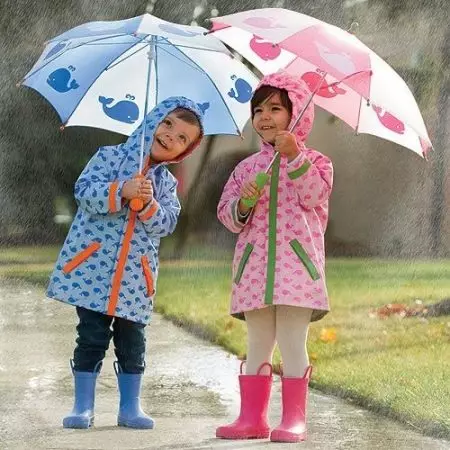 Barnas Raincoat (52 bilder): For en gutt og for en jente, modell Raincoat Kaste Navy, Hooded, Raise Rain, Twins 13664_13