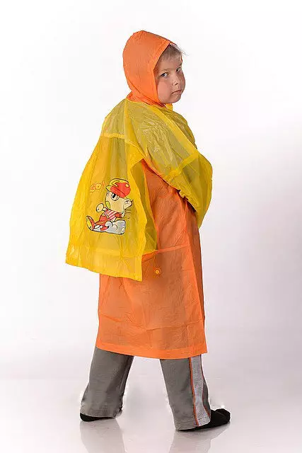 Barnas Raincoat (52 bilder): For en gutt og for en jente, modell Raincoat Kaste Navy, Hooded, Raise Rain, Twins 13664_26