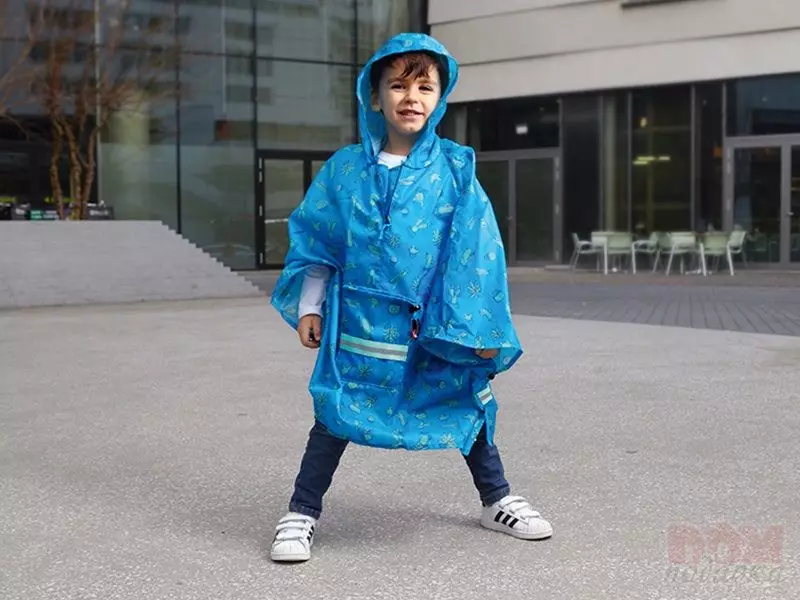 Barnas Raincoat (52 bilder): For en gutt og for en jente, modell Raincoat Kaste Navy, Hooded, Raise Rain, Twins 13664_36