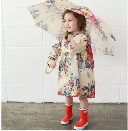 Barnas Raincoat (52 bilder): For en gutt og for en jente, modell Raincoat Kaste Navy, Hooded, Raise Rain, Twins 13664_42
