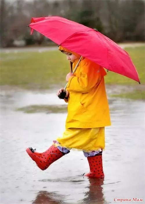 Barnas Raincoat (52 bilder): For en gutt og for en jente, modell Raincoat Kaste Navy, Hooded, Raise Rain, Twins 13664_51