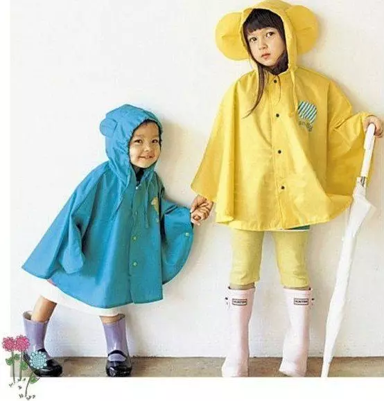 Barnas Raincoat (52 bilder): For en gutt og for en jente, modell Raincoat Kaste Navy, Hooded, Raise Rain, Twins 13664_6