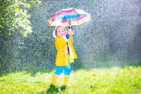 Áo mưa cho trẻ em (107 bức ảnh) từ Zara, Burberry, Kenzo, Sela, từ mưa, sưởi ấm, trên ruồi, áo mưa áo khoác, trùm đầu, màu vàng, với những gì để mặc 13674_102