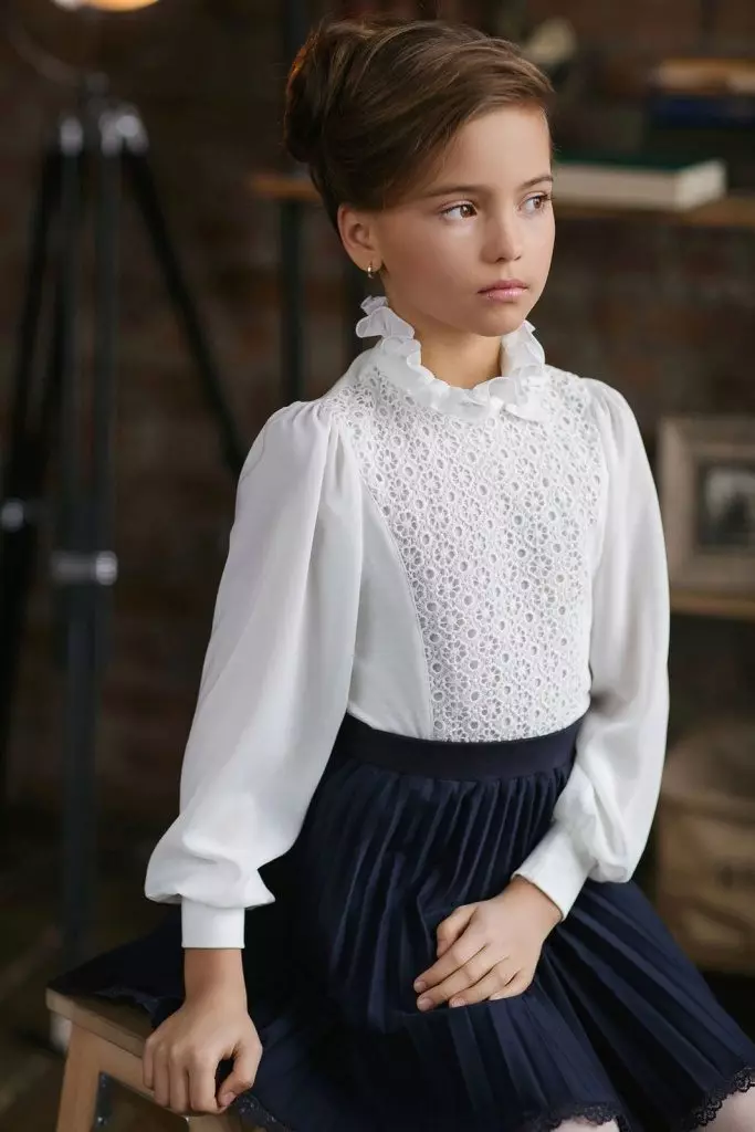 Blusas para nenas (61 fotos): modelos elegantes e xuvenís infantís, blusas de moda 2021 13682_16