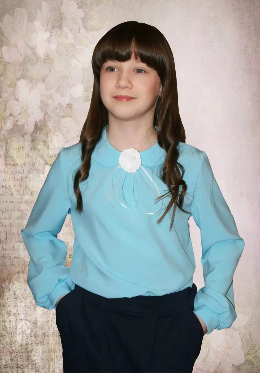 Bluzki dla dziewczyn (61 zdjęć): eleganckie modele i młodzieżowe dla dzieci, modne bluzki 2021 13682_18