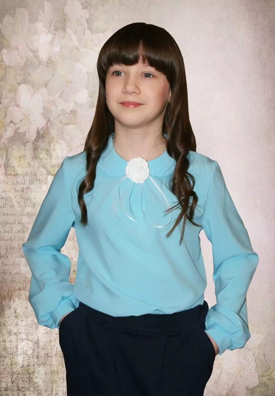 Camicette per ragazze (61 foto): modelli eleganti e giovanili per bambini, camicette alla moda 2021 13682_18