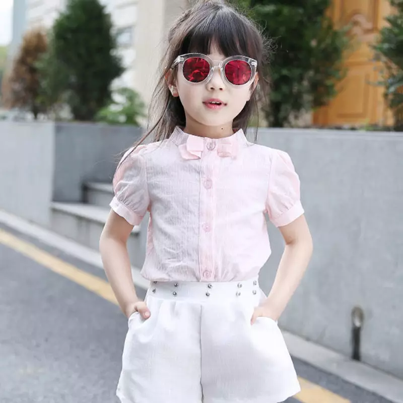 Blusas para nenas (61 fotos): modelos elegantes e xuvenís infantís, blusas de moda 2021 13682_28