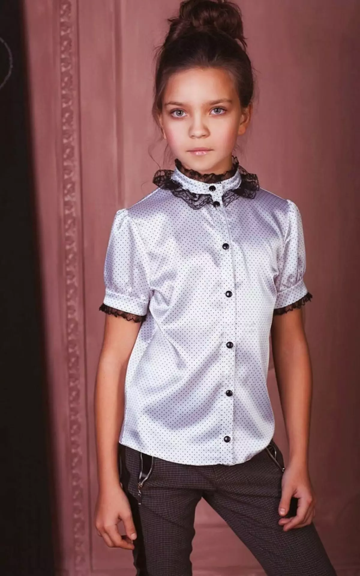 Bluzki dla dziewczyn (61 zdjęć): eleganckie modele i młodzieżowe dla dzieci, modne bluzki 2021 13682_32