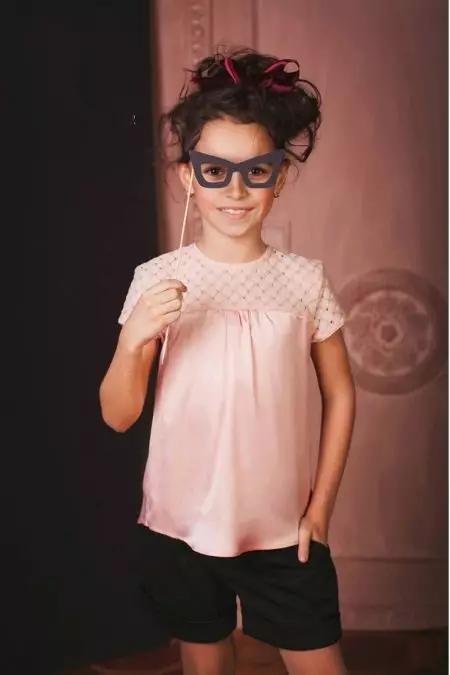 Camicette per ragazze (61 foto): modelli eleganti e giovanili per bambini, camicette alla moda 2021 13682_34