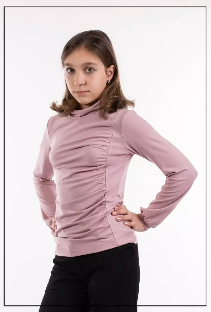 Bluzki dla dziewczyn (61 zdjęć): eleganckie modele i młodzieżowe dla dzieci, modne bluzki 2021 13682_40