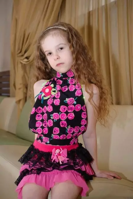Блусе за девојчице (61 фотографије): Дечији елегантни и млади модели, модне блузе 2021 13682_46