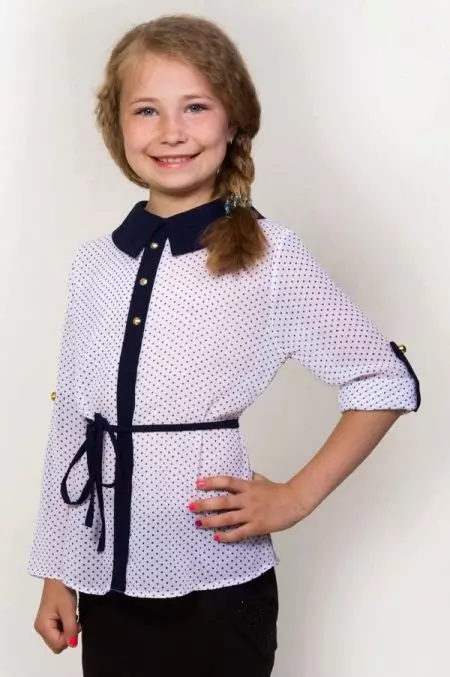 Блусе за девојчице (61 фотографије): Дечији елегантни и млади модели, модне блузе 2021 13682_48