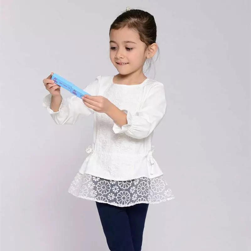 Blusas para nenas (61 fotos): modelos elegantes e xuvenís infantís, blusas de moda 2021 13682_5