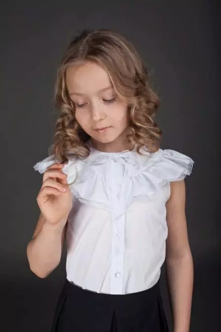Блусе за девојчице (61 фотографије): Дечији елегантни и млади модели, модне блузе 2021 13682_51