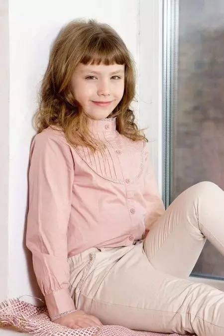 Blusas para nenas (61 fotos): modelos elegantes e xuvenís infantís, blusas de moda 2021 13682_57