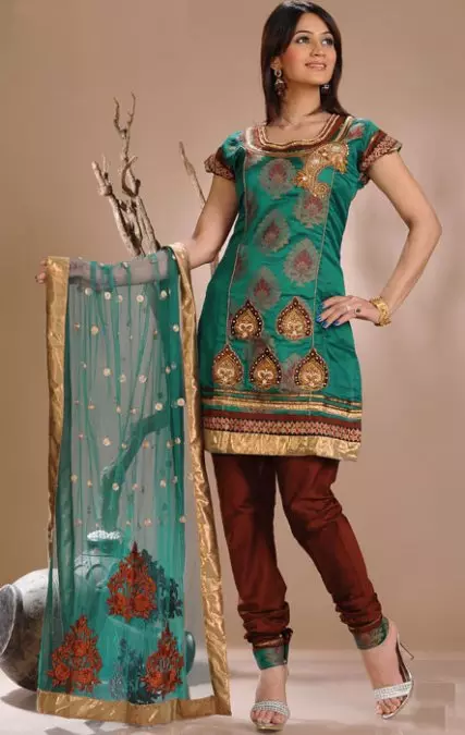Costume Indian (86 Hoto): Hoto na ƙasa don yarinyar, Yara kayayyaki don rawar Indiya, kayan gargajiya ga yara 1368_44