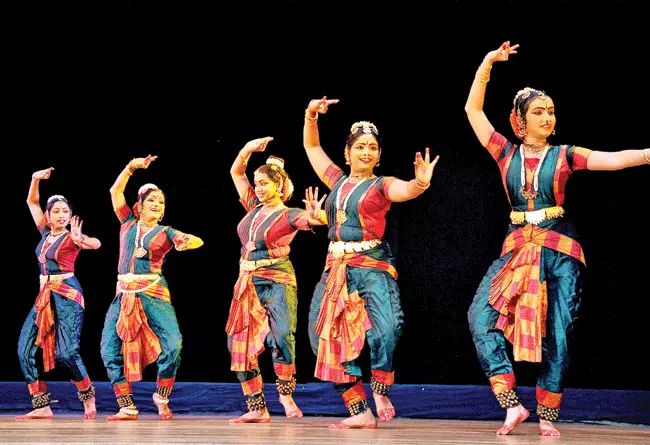 Costume Indian (86 Hoto): Hoto na ƙasa don yarinyar, Yara kayayyaki don rawar Indiya, kayan gargajiya ga yara 1368_75
