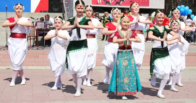 Indisk kostume (86 billeder): national kostume til pigen, børnenes kostume til indisk dans, traditionel outfit for børn 1368_82