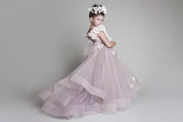 Precioso vestido exuberante de boda con tren para niña
