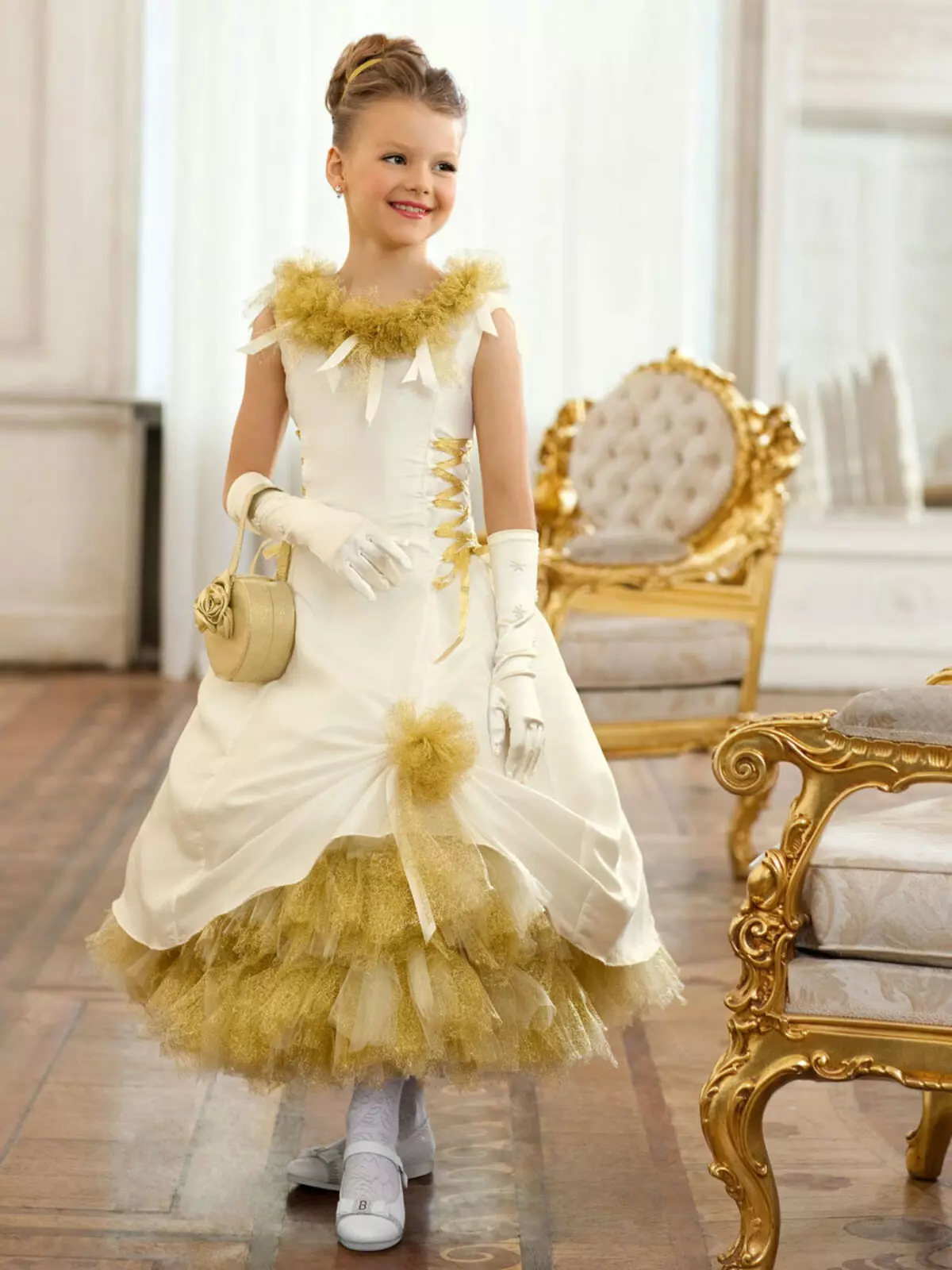 Magnífico vestido exuberante de oro de Año Nuevo para la niña