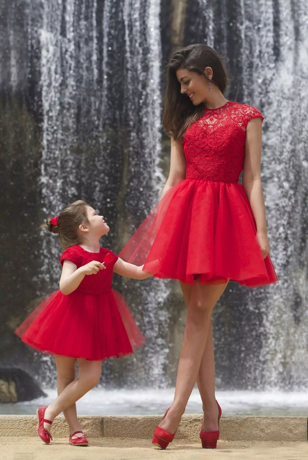 vestido precioso exuberante familia Look para una niña
