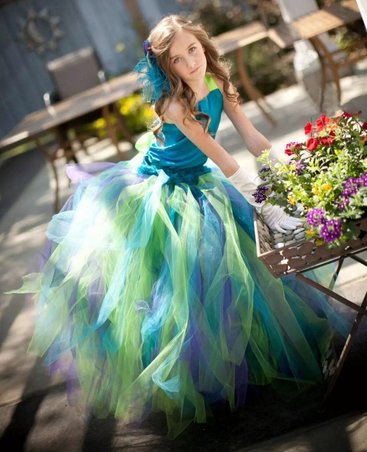 Magnífico vestido exuberante para una chica multicolor