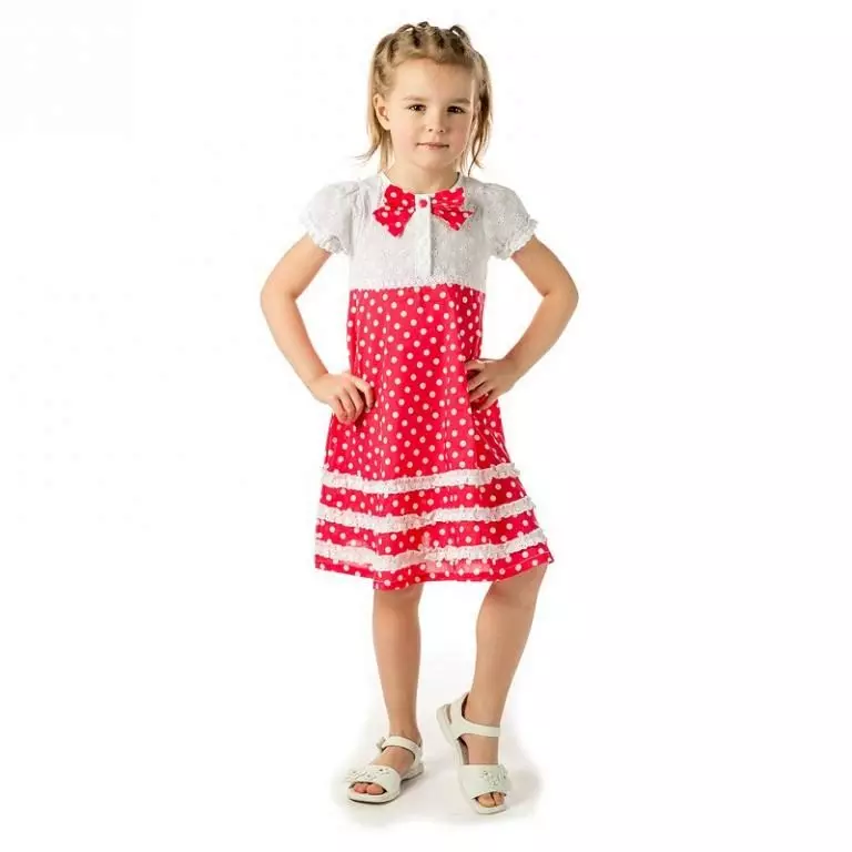 Малката рокля за момиче на 5 години в полка точка