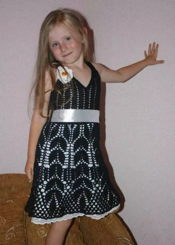 女孩5年的女孩钩针编织连衣裙