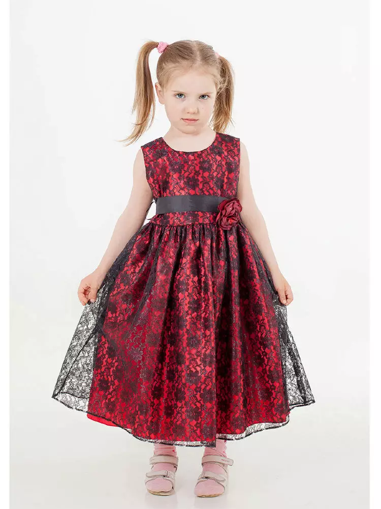 飄逸的連衣裙的女孩5歲復古風格