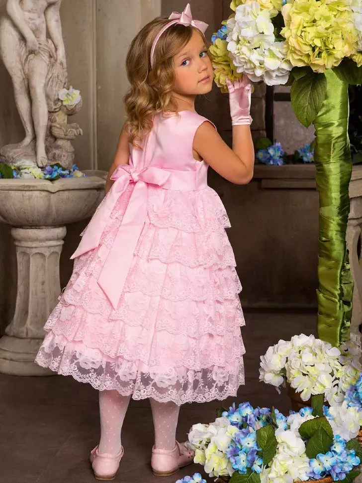5 yaşındaki kız için şenlikli elbise