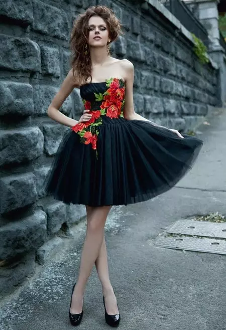 Красиве чорне плаття з червоними квітами для підлітка