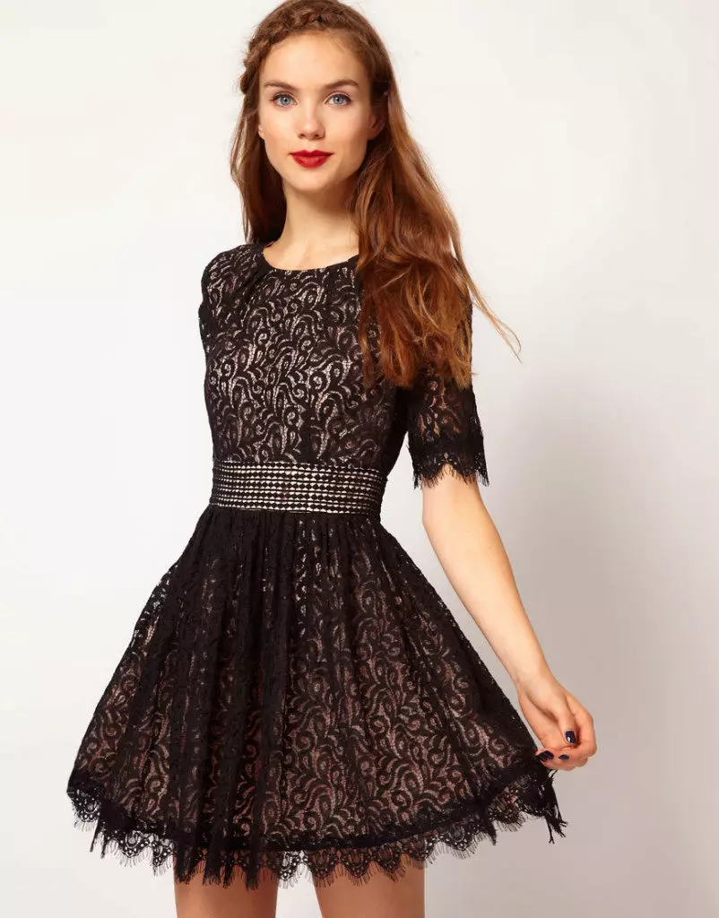Czarna sukienka z gipiurą dla nastolatków