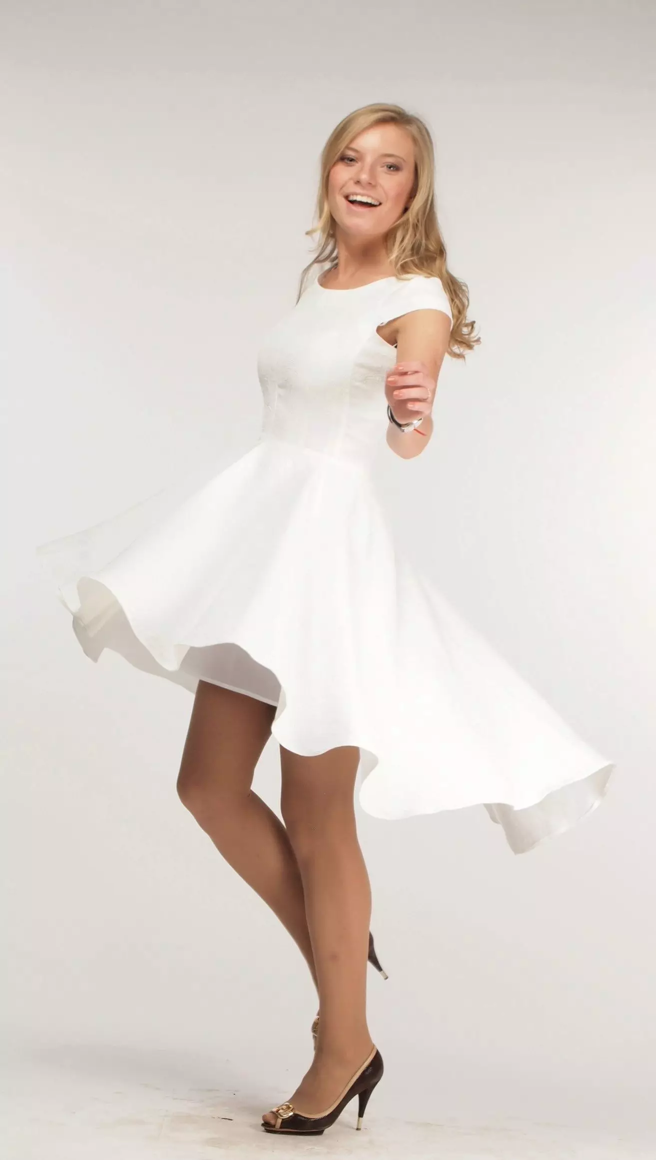 Biała sukienka dla nastolatków