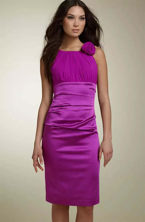 Nastolatka fioletowa sukienka.