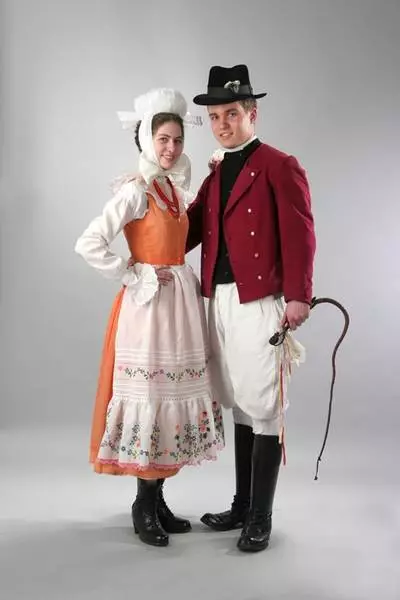 Kostum kombëtar polak (30 foto): veshjet tradicionale për gratë, kostum meshkuj dhe femra të zotërinjve polakë, historisë 1369_17