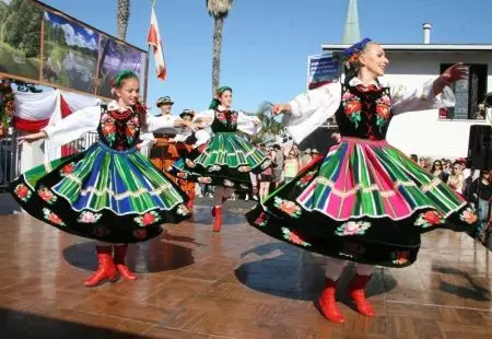 Kostum kombëtar polak (30 foto): veshjet tradicionale për gratë, kostum meshkuj dhe femra të zotërinjve polakë, historisë 1369_2
