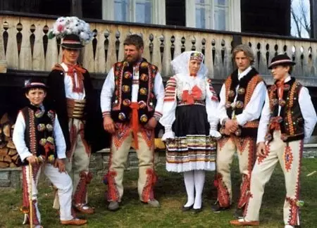 لباس ملی لهستان (30 عکس): لباس های سنتی برای زنان، لباس مردانه و لباس زنانه از جنس لهستانی، تاریخ 1369_20