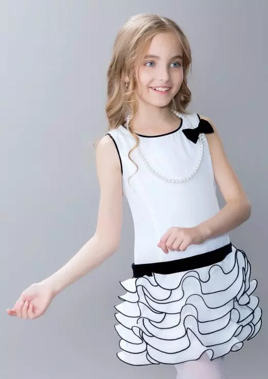 典雅的禮服為女孩白色與黑色