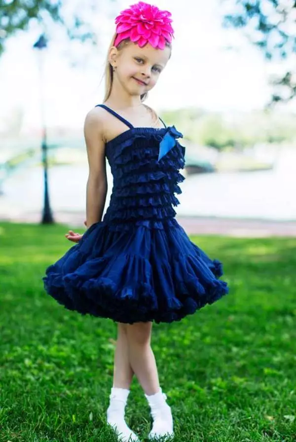 Elegantes Kleid mit einem amerikanischen Rock für ein Mädchen