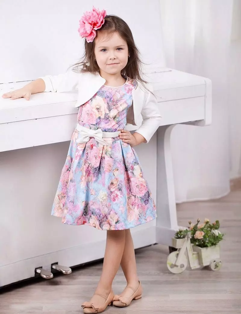 لباس زیبا برای یک دختر با چاپ گل