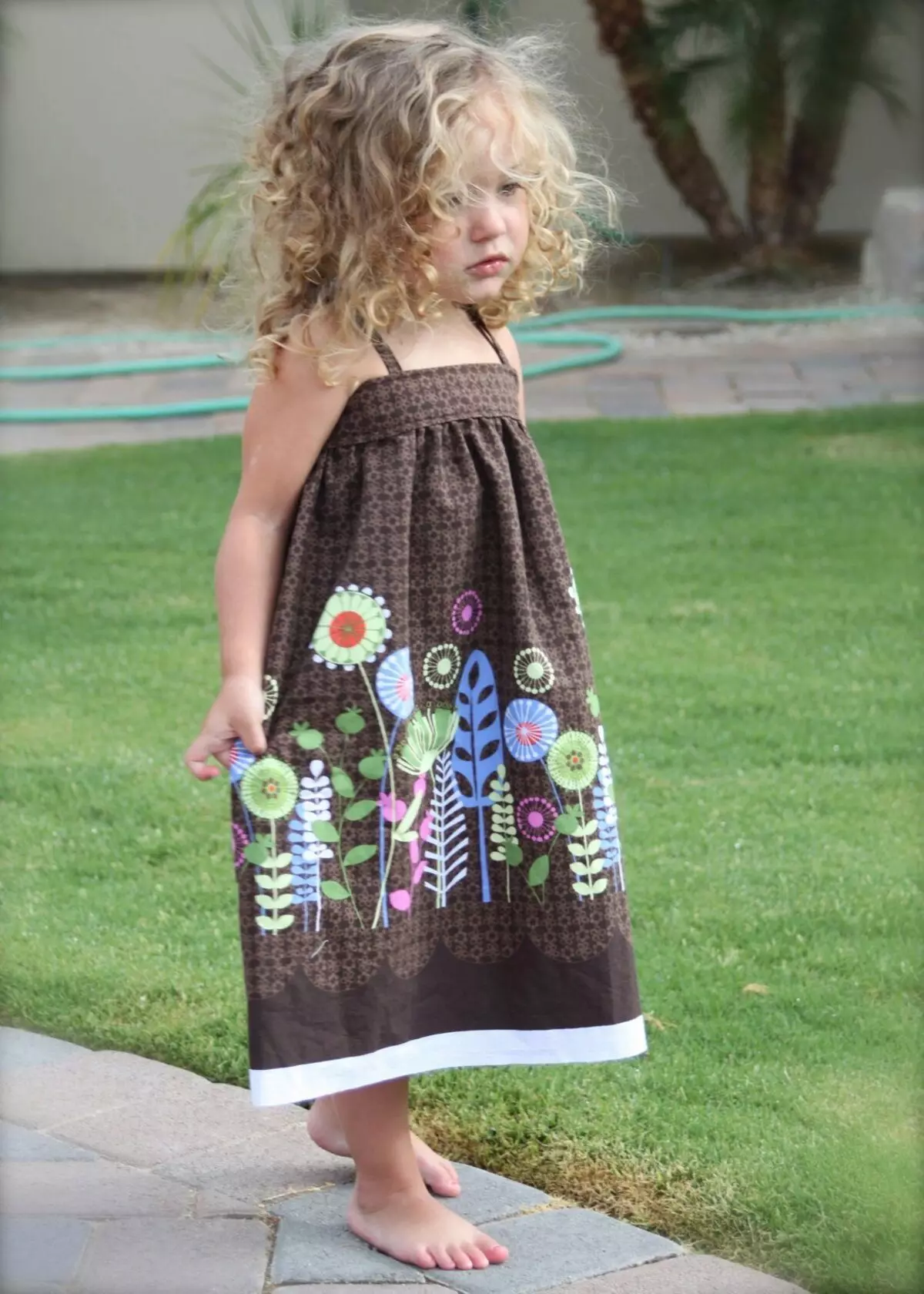 Elegant saraf dress na may floral print para sa girl.