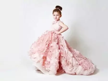 Elegantes Kleid mit einem Shleoy für ein Mädchen
