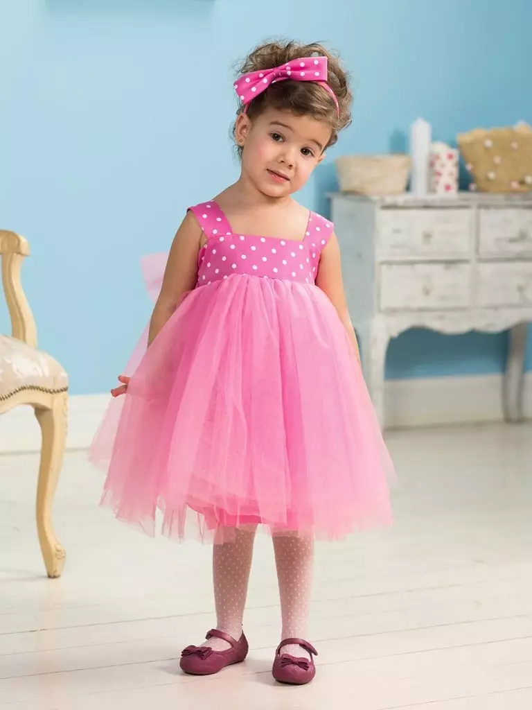 典雅的禮服為2-3歲的女孩