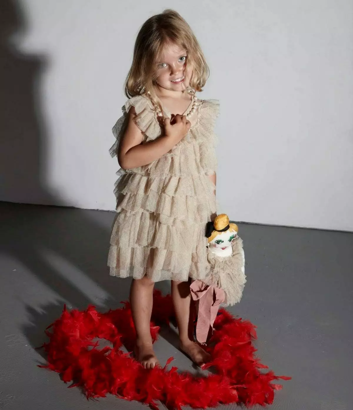 שמלה אלגנטית עבור הנערה 4-5 שנים עם ברבורים