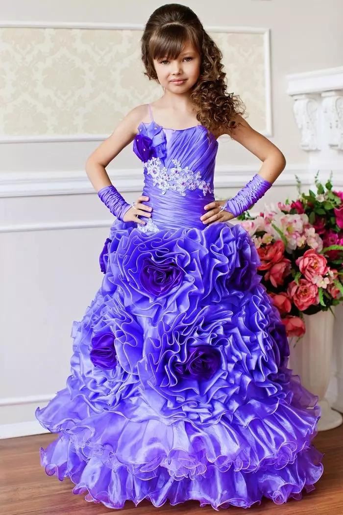 שמלה אלגנטית עבור הנערה 6-7 שנים עבות על הרצפה
