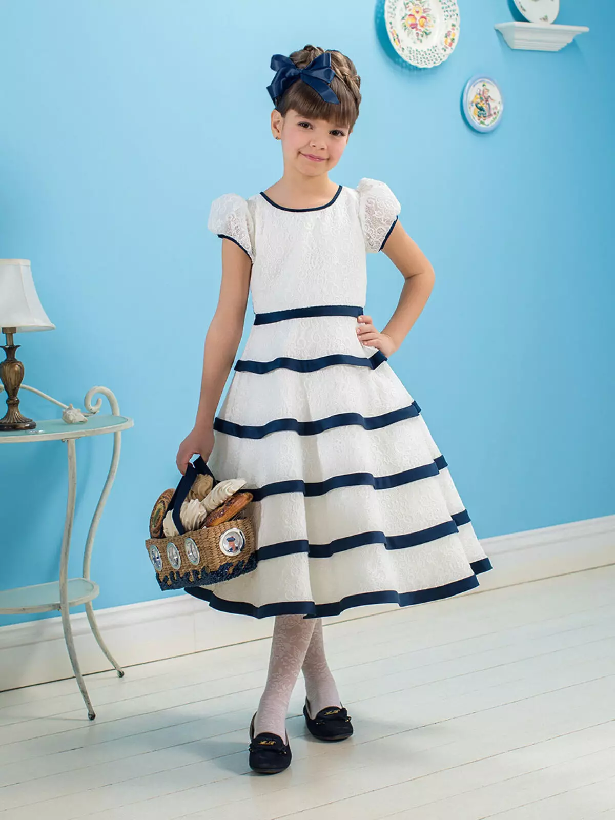青いストライプの女の子のための夏のドレス