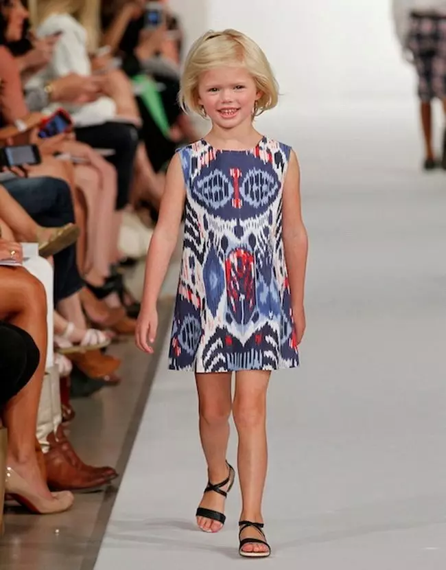 パターンを持つ少女のための夏のドレス